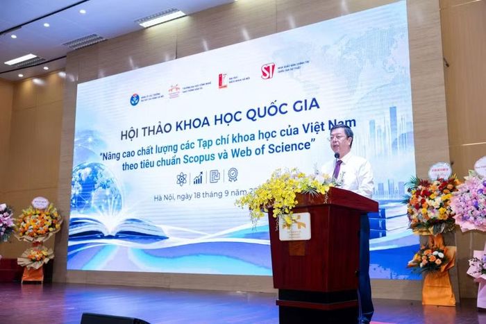 PGS.TS Vũ Trọng Lâm - Bí thư Đảng ủy, Giám đốc - Tổng Biên tập Nhà xuất bản Chính trị Quốc gia Sự thật phát biểu đề dẫn. Ảnh: UTT