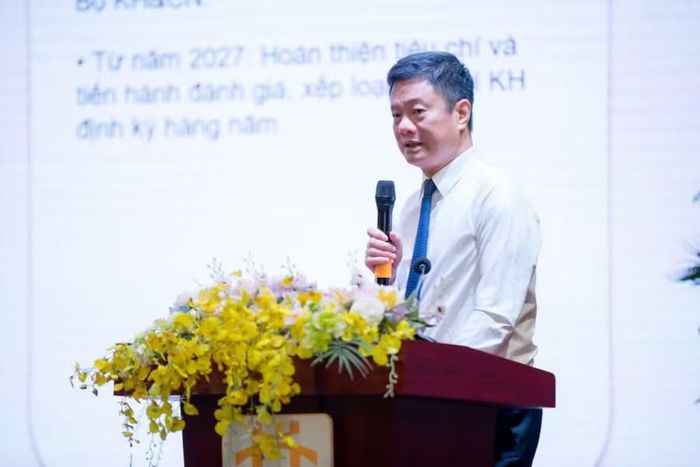 Tiến sĩ Trần Đắc Hiến – Cục trưởng Cục Thông tin, Thống kê và Đánh giá khoa học, Bộ Khoa học và Công nghệ phát biểu tại hội thảo. Ảnh: UTT