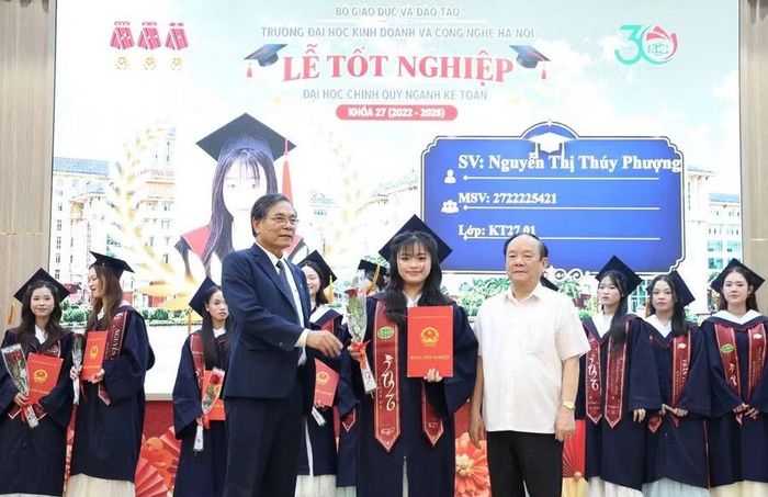 Niềm vui của tân cử nhân trong ngày nhận bằng tốt nghiệp.
