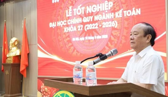 GS.TS Đinh Văn Tiến - Phó Hiệu trưởng Trường Đại học Kinh doanh và Công nghệ Hà Nội phát biểu tại buổi lễ.