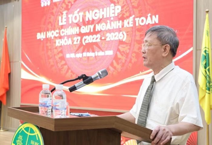 Ông Nguyễn Như Ngọc - Phó Trưởng phòng Quản lý đào tạo đọc Quyết định tốt nghiệp.