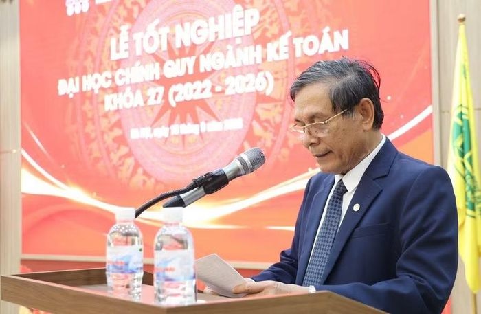 PGS. TS Đặng Văn Thanh – Chủ nhiệm khoa Kế toán phát biểu chúc mừng tân cử nhân K27.
