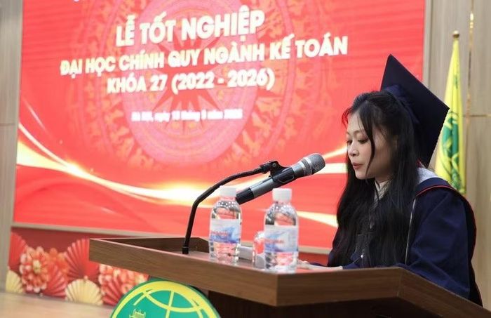 Tân cử nhân Nguyễn Thị Thúy chia sẻ tại buổi lễ.