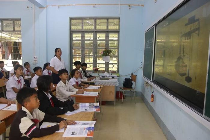 Nhờ sử dụng AI vào bài giảng, học sinh Trường PTDTBT TH&THCS số 2 Bản Lang trở nên hứng thú hơn với môn học Lịch sử.