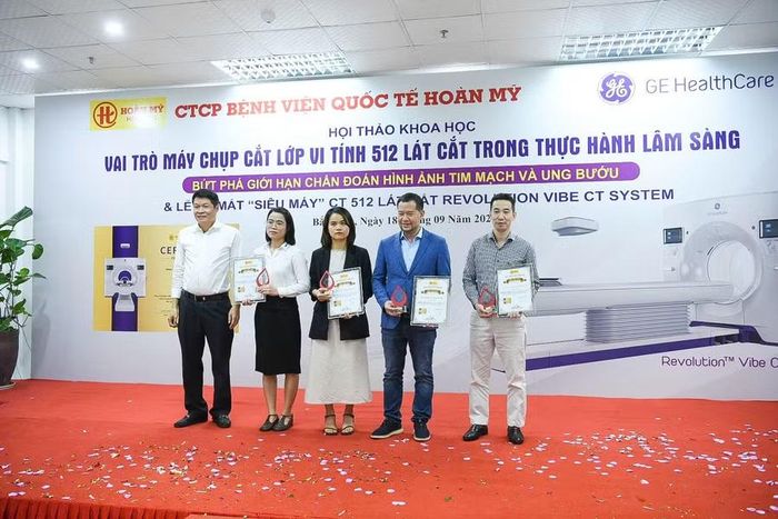 Đại diện ban tổ chức hội thảo tri ân nhà khoa học, chuyên gia y tế tham luận tại hội thảo.