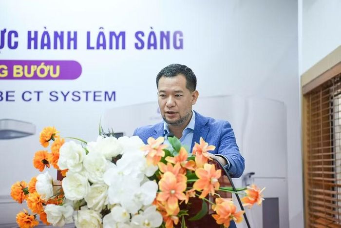 PGS.TS.BS Lê Tuấn Linh, Phó Giám đốc Bệnh viện Đại học Y Hà Nội bày tỏ ấn tượng với ứng dụng hệ thống máy móc hiện đại tại tuyến cơ sở.