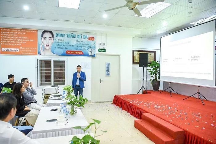 PGS.TS.BS Lê Tuấn Linh, Phó Giám đốc Bệnh viện Đại học Y Hà Nội tham luận tại hội thảo.