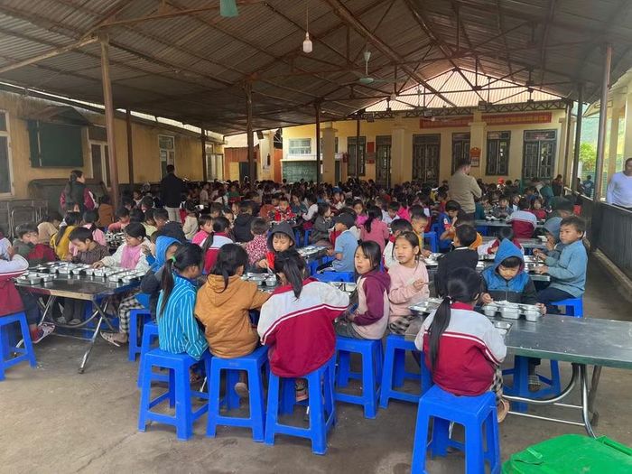Một bữa ăn của học sinh bán trú tại Điện Biên.