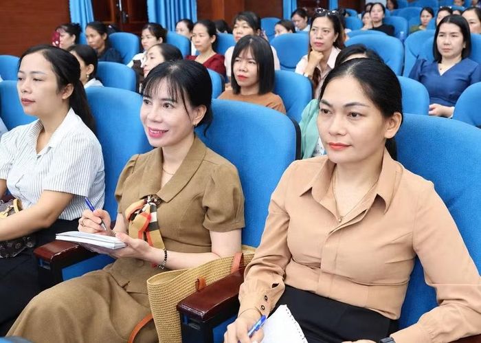 Đại diện các cơ sở giáo dục mầm non ngoài công lập và chủ nhóm lớp độc lập tư thục tham gia tập huấn.