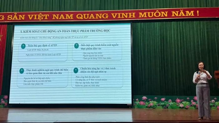 Hội nghị có 4 chuyên đề, tập trung cung cấp kiến thức, hướng dẫn chuyên môn và trao đổi kinh nghiệm công tác bán trú và bảo đảm an toàn cho trẻ mầm non.