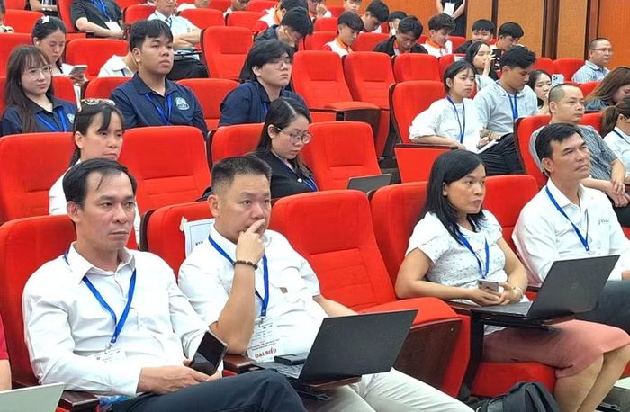 Đại biểu tập trung lắng nghe những câu chuyện thực tế về khởi nghiệp thời công nghệ.