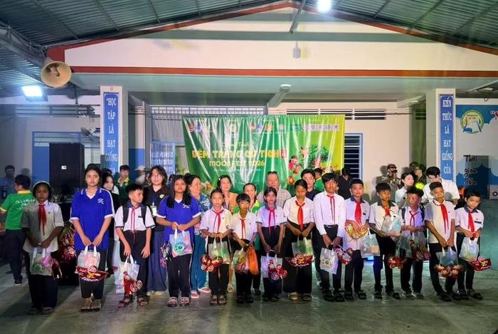 Trao xe đạp và quà Trung thu cho các em học sinh.