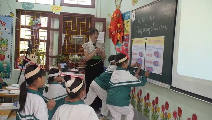 Một tiết học của cô trò tại xã Chiềng Sinh.