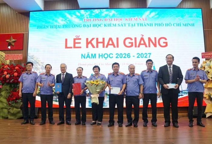 Đại diện Viện Kiểm sát nhân dân các tỉnh, thành ủng hộ quỹ khuyến học của Phân hiệu. Ảnh: Mạnh Tùng.