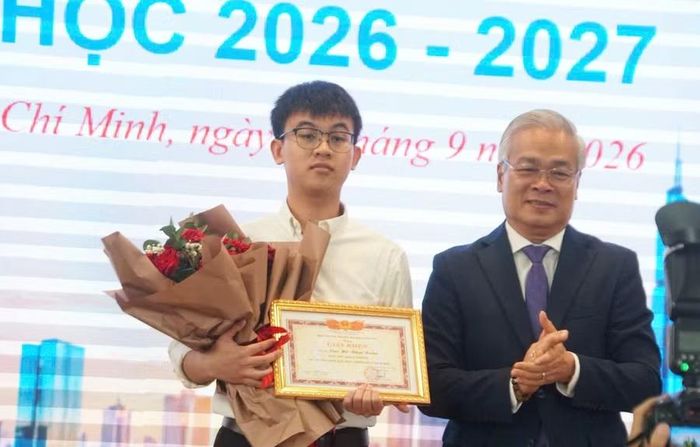 Lãnh đạo Phân hiệu tại TPHCM trao giấy khen cho tân thủ khoa đầu vào - sinh viên Cao Hồ Nhật Xuân. Ảnh: Mạnh Tùng.