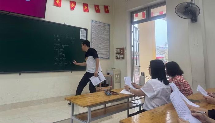 Các thầy cô giáo thành người học sau giờ lên lớp.