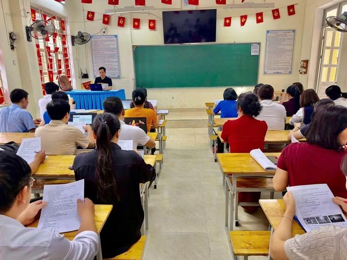 Các thầy cô giáo nỗ lực nâng cao năng lực ngoại ngữ.