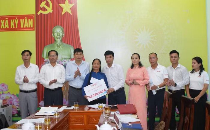 Đại diện Báo GD&TĐ, chính quyền xã Kỳ Văn và Trường TH&THCS Kỳ Tây trao quà bạn đọc, các tấm lòng hảo tâm đến hoàn cảnh em Tuyết Nhi.