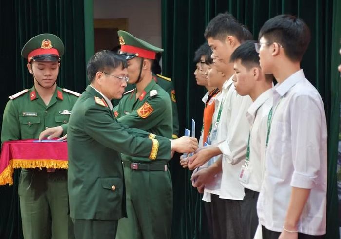 Trung tướng Trần Văn Thưởng - Bí thư Đảng ủy, Chính ủy Học viện trao thưởng tặng các tân sinh viên vượt khó tiêu biểu.