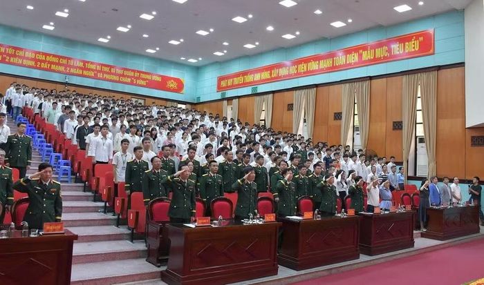 Các đại biểu và tân sinh viên thực hiện nghi thức chào cờ.