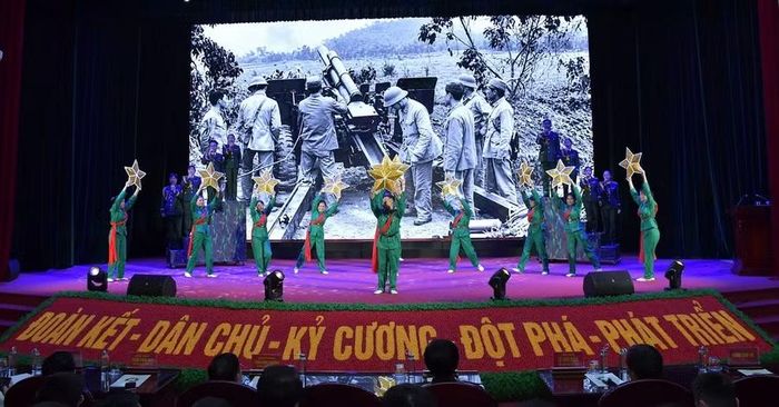 Văn nghệ chào mừng.