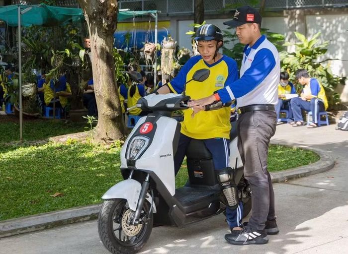 Học sinh Trường THPT Phước Long (TPHCM) được tập huấn kỹ năng lái xe an toàn.