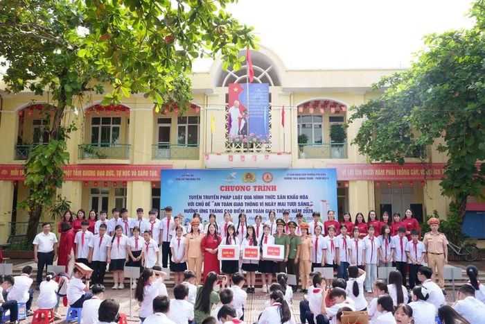 Ban Tổ chức trao Giải Nhất cho đội thi đại diện khối lớp 9, Giải Nhì cho đội thi đại diện khối lớp 8 và Giải Ba cho đội thi đại diện khối lớp 7 Trường THCS Quang Trung - Phân hiệu II.