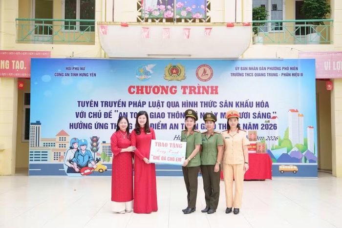 Hội Phụ nữ Công an tỉnh Hưng Yên trao tặng công trình “Ghế đá cho em” cho Trường THCS Quang Trung - Phân hiệu II.