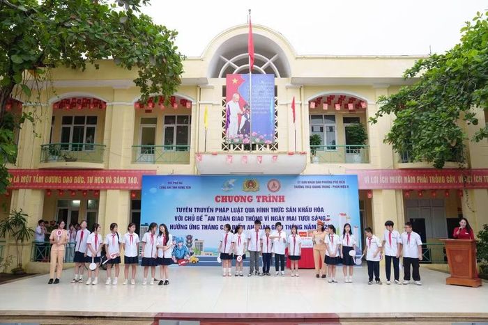 Các đội thi tìm hiểu kiến thức và xử lý tình huống thực tế khi tham gia giao thông.