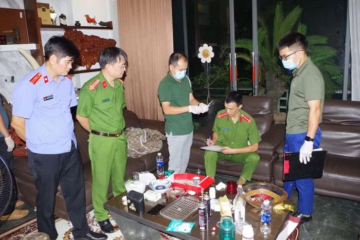 Cơ quan Công an thi hành Lệnh khám xét khẩn cấp nơi ở của đối tượng “Đức Cộng”. Ảnh: Công an tỉnh Ninh Bình
