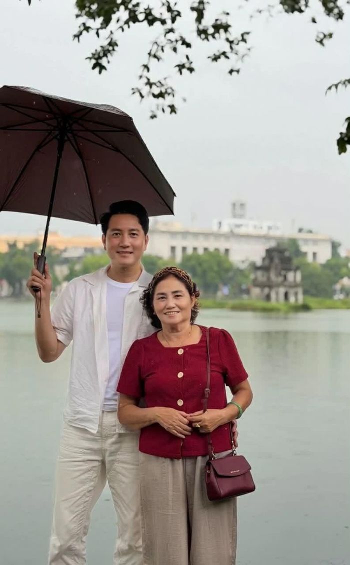 Ca sĩ Nguyễn Phi Hùng đưa mẹ ra thăm Hà Nội.