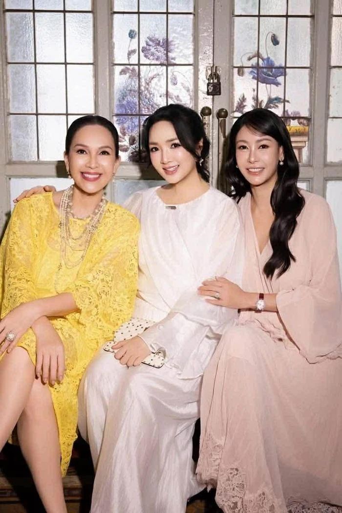 3 người đẹp hội tụ trong một khung hình. Từ trái qua phải: “Nữ hoàng ảnh lịch” Diễm My - Hoa hậu Đền Hùng Giáng My và Hoa hậu Hà Kiều Anh.