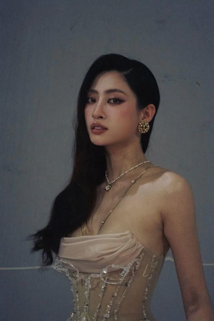 Hoa hậu Lương Thùy Linh gợi cảm, hút mắt.