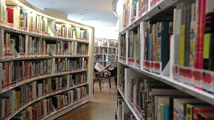 Một người đàn ông đọc sách tại thư viện công cộng ở Singapore. (Nguồn: Getty Images)