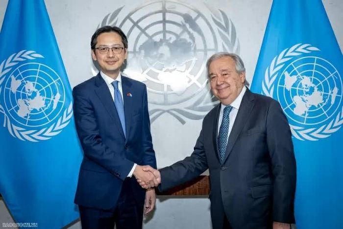 Đại sứ Đỗ Hùng Việt và Tổng thư ký Liên hợp quốc António Guterres, ngày 20/6/2025. (Ảnh: Chu Văn)