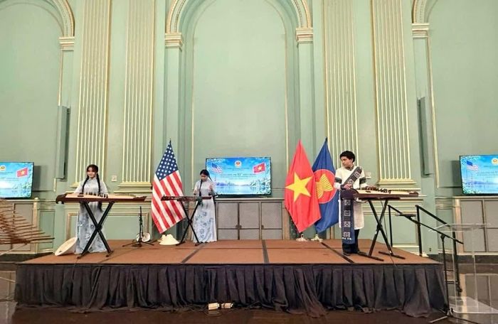 Các tiết mục nhạc dân tộc được trình diễn bởi nhóm nhạc thiếu niên Việt Nam ở San Francisco mang tên “Green Sound Band”. (Nguồn: Tổng Lãnh sự quán Việt Nam tại San Francisco)