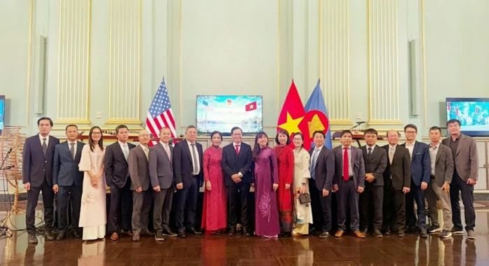 Các cán bộ Tổng Lãnh sự quán tại San Francisco tích cực tổ chức các hoạt động chào mừng 81 năm Quốc khánh Việt Nam. (Nguồn: Tổng Lãnh sự quán Việt Nam tại San Francisco)