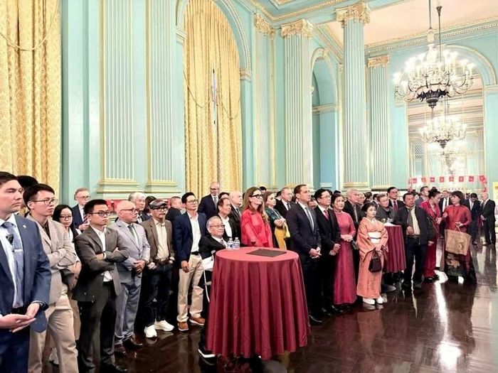 Các đại biểu và bạn bè, cộng đồng thưởng thức trình diễn nhạc cụ dân tộc tại Lễ Kỷ niệm Quốc khánh Việt Nam. (Nguồn: Tổng Lãnh sự quán Việt Nam tại San Francisco)