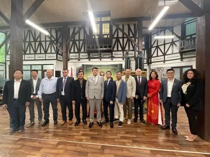  Đại sứ Lê Vĩnh Thắng cùng Ban lãnh đạo CASA România - Việt Nam và các vị khách quý chụp ảnh lưu niệm. 