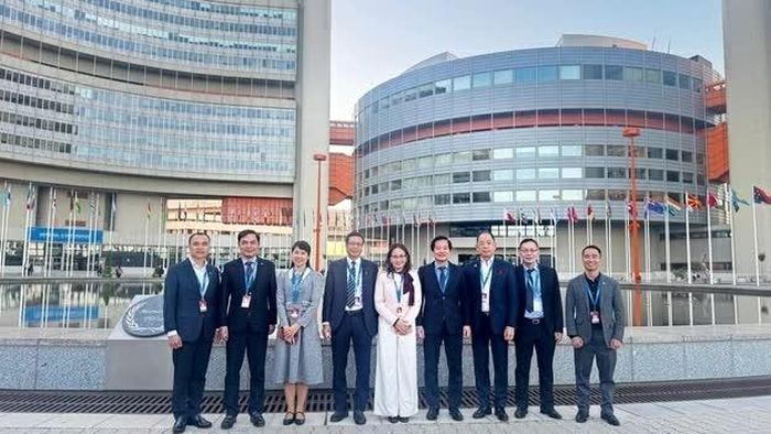  Đoàn Việt Nam chụp ảnh lưu niệm tại trụ sở IAEA. (Nguồn: ĐSQ Việt Nam tại Áo) 