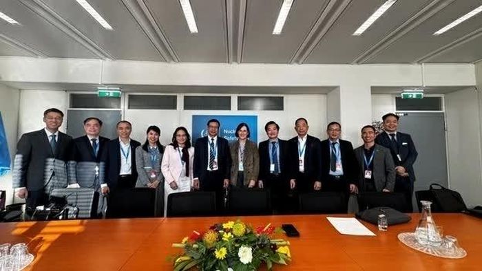  Bà Karine Herviou, Phó Tổng Giám đốc IAEA phụ trách An toàn và An ninh hạt nhân, chụp ảnh lưu niệm với Đoàn Việt Nam. (Nguồn: ĐSQ Việt Nam tại Áo) 