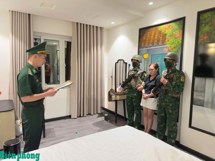 Cán bộ Đồn Biên phòng Phú Lộc đọc lệnh khám xét khẩn cấp nơi ở của Phan Thị Ngân Hồng. Ảnh: Trúc Hà