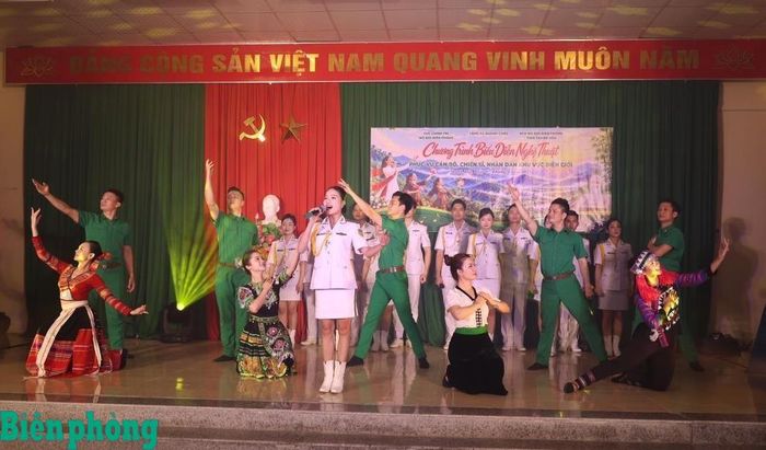 Các tiết mục do Đoàn Văn công Bộ đội Biên phòng biểu diễn. Ảnh: Ngọc Lâm