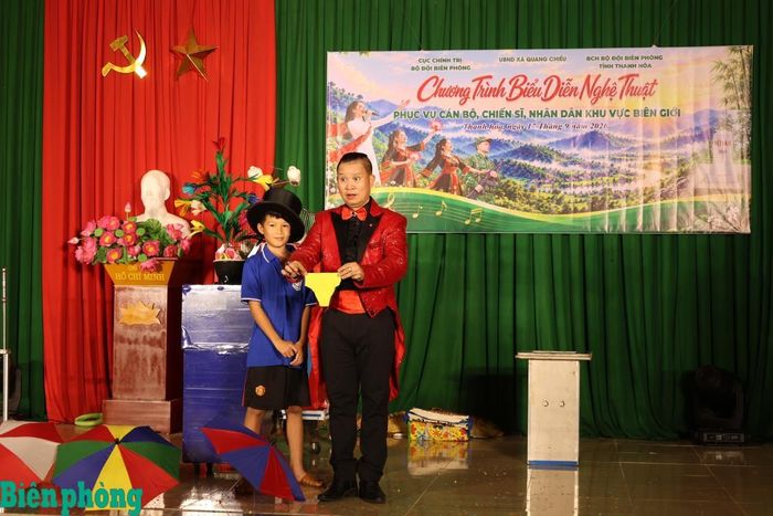 Tiết mục ảo thuật do nghệ sĩ Lê Bình biểu diễn thu hút đông đảo thiếu nhi và người dân theo dõi. Ảnh: Tuấn Kiệt