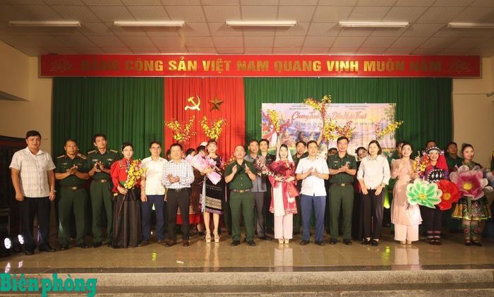 Chương trình văn nghệ khép lại trong không khí vui tươi, phấn khởi, để lại nhiều ấn tượng đẹp trong cán bộ, chiến sĩ và nhân dân xã Quang Chiểu. Ảnh: Ngọc Lâm