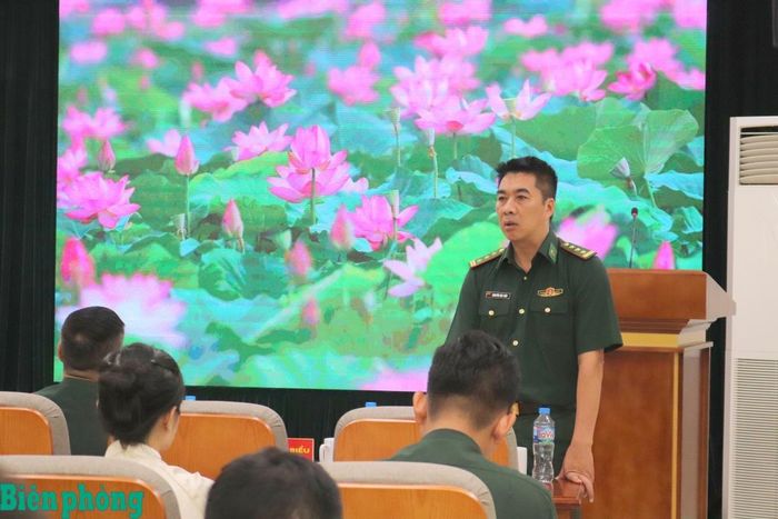 Thành viên đội tuyển trao đổi, đánh giá kết quả quá trình chuẩn bị, luyện tập và tham gia hội thi. Ảnh: TK