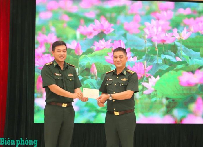 Đại tá Nguyễn Quốc Hiếu tặng quà động viên, chúc mừng đội tuyển Bộ đội Biên phòng. Ảnh: TK