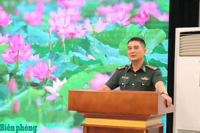 Đại tá Nguyễn Quốc Hiếu biểu dương tinh thần trách nhiệm, sự nỗ lực của các thành viên trong quá trình luyện tập và thi đấu. Ảnh: TK