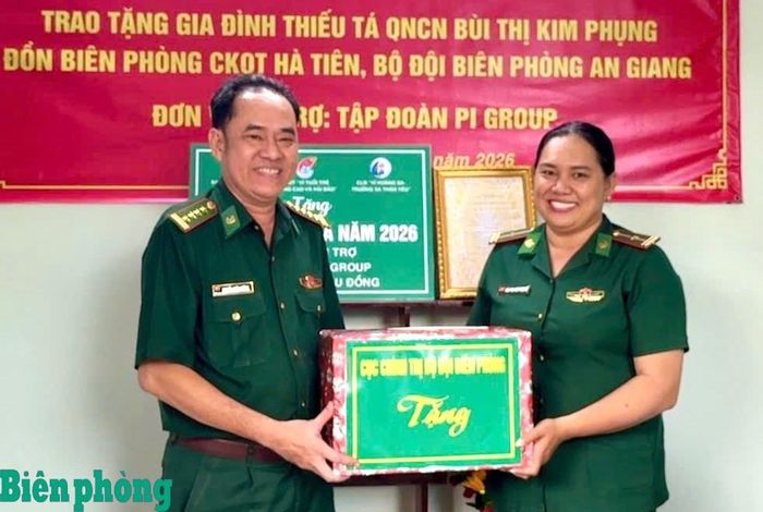 Đại tá Nguyễn Quốc Cường, Phó Chủ nhiệm Chính trị Bộ đội Biên phòng trao quà tặng gia đình Thiếu tá Bùi Thị Kim Phụng. Ảnh: Lê Khoa