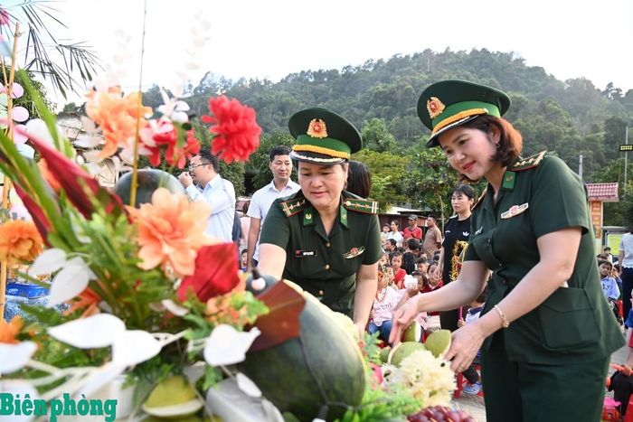 Hội viên Hội Phụ nữ Bộ đội Biên phòng tỉnh Lai Châu trang trí mâm cỗ Trung thu. Ảnh: Đức Duẩn
